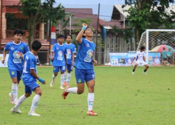 Pemain Perslutim Luwu Timur, Ridwan merayakan golnya ke gawang Enrekang pada laga terakhir Grup G babak play off Porprov Sulsel 2026, di Lapangan Persesos Sorowako, Rabu 3 September 2025. (Foto: Warta Lutim)