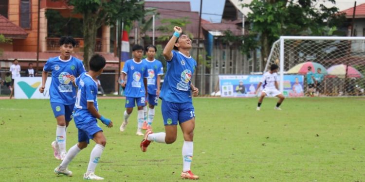 Pemain Perslutim Luwu Timur, Ridwan merayakan golnya ke gawang Enrekang pada laga terakhir Grup G babak play off Porprov Sulsel 2026, di Lapangan Persesos Sorowako, Rabu 3 September 2025. (Foto: Warta Lutim)