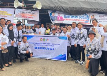 Foto bersama usai penyerahan bantuan dari PGRI Luwu Timur untuk para korban kebakaran Sorowako, di lokasi pengungsian (Dermaga Sorowako), Rabu 3 September 2025. (Foto: ist)