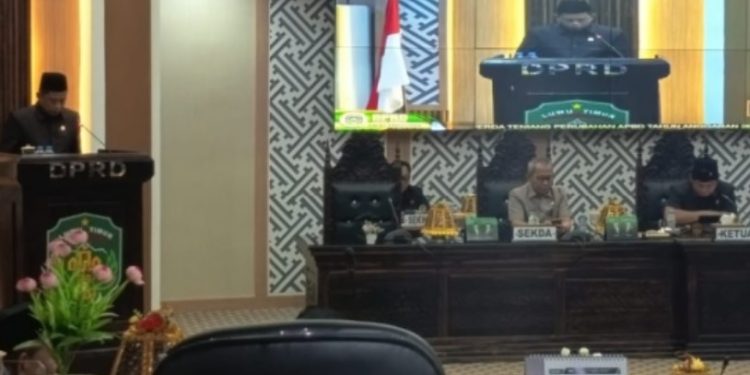 Juru bicara Fraksi Gerakan Persatuan Rakyat, Rusdi Layong, menyampaikan pendapat akhir fraksinya dalam sidang paripurna di Gedung DPRD Luwu Timur, Jumat (22/8/2025).