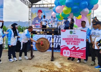 Bupati Luwu Timur resmi meluncurkan program Sabtu Sehat Juara (SSJ) di Bundaran Batara Guru, Malili, Sabtu 2 Agustus 2025. (Foto: jaeja.id)