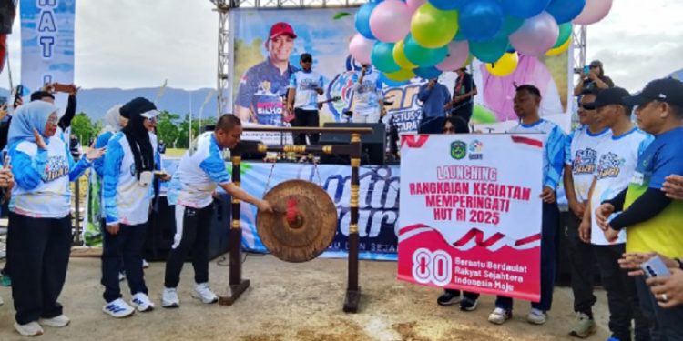 Bupati Luwu Timur resmi meluncurkan program Sabtu Sehat Juara (SSJ) di Bundaran Batara Guru, Malili, Sabtu 2 Agustus 2025. (Foto: jaeja.id)