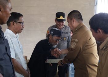 Bupati Luwu Timur, Irwan Bachri Syam menyerahkan sertifikat hak milik kepada warga Desa Puncak Indah, Malili, Senin 22 September 2025. (Foto: Warta Lutim)