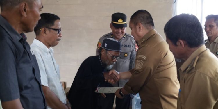 Bupati Luwu Timur, Irwan Bachri Syam menyerahkan sertifikat hak milik kepada warga Desa Puncak Indah, Malili, Senin 22 September 2025. (Foto: Warta Lutim)