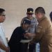 Bupati Luwu Timur, Irwan Bachri Syam menyerahkan sertifikat hak milik kepada warga Desa Puncak Indah, Malili, Senin 22 September 2025. (Foto: Warta Lutim)