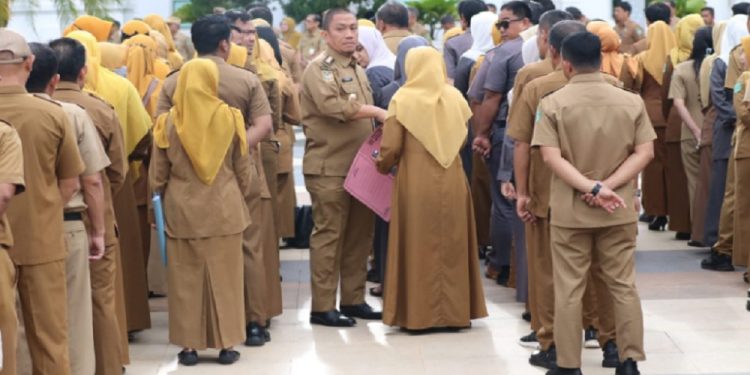 Bupati Luwu Timur, Irwan Bachri Syam sidak saat Sekda Lutim, Bahri Suli memimpin apel pagi di halaman kantor bupati, Senin (04/08/2025). (Foto: Warta Lutim)