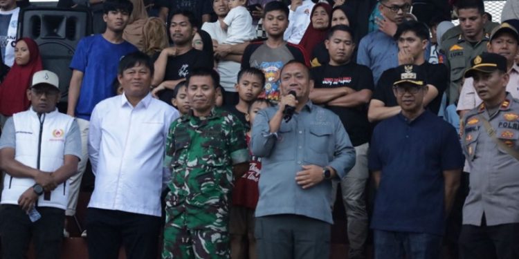 Ketua DPRD Luwu Timur, Ober Datte (kedua dari kiri), turut hadir dalam penutupan final turnamen sepak bola HUT ke-80 RI di Lapangan Sirio-rio Towuti, Sabtu 30 Agustus 2025. (Foto: Warta Lutim)