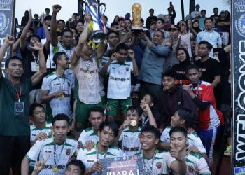 Bupati Luwu Timur, Irwan Bachri Syam menyerahkan trofi kepada juara turnamen sepak bola dalam rangka memeriahkan HUT ke-80 Republik Indonesia di Lapangan Sirio Rio, Kecamatan Towuti, Sabtu (30/08/2025). (Foto: Warta Lutim)