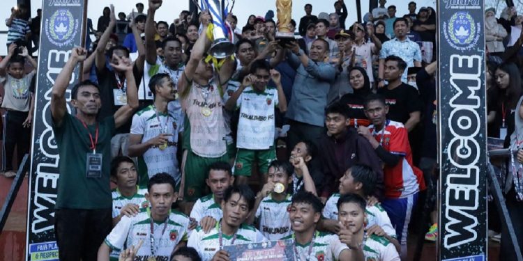 Bupati Luwu Timur, Irwan Bachri Syam menyerahkan trofi kepada juara turnamen sepak bola dalam rangka memeriahkan HUT ke-80 Republik Indonesia di Lapangan Sirio Rio, Kecamatan Towuti, Sabtu (30/08/2025). (Foto: Warta Lutim)