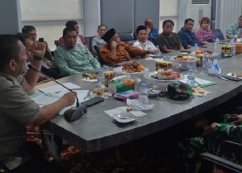 Bupati Luwu Timur, Irwan Bachri Syam bersama sejumlah pihak terkait membahas proses ganti rugi lahan warga terdampak kebocoran pipa minyak PT Vale, di Kantor Camat Towuti, Jumat siang, 4 September 2025. (Foto: Bilikfakta)