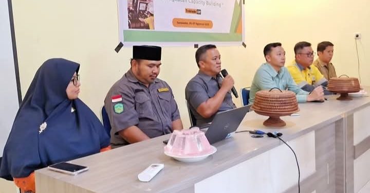 Anggota DPRD Luwu Timur, Yusuf Pombatu, berbicara pada pelaksanaan pelatihan mekanik alat berat oleh PT Trakindo Sorowako bekerja sama dengan Karang Taruna Tanah Merah, Rabu 6 Agustus 2025.
