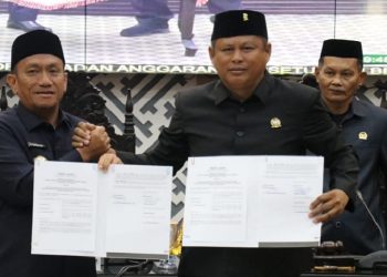 Bupati Luwu Timur, Irwan Bachri Syam dan Ketua DPRD Luwu Timur, Ober Datte foto bersama usai penandatangan persetujuan Perubahan APBD 2025, Selasa 2 September 2025. (Foto: Warta Lutim)