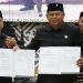 Bupati Luwu Timur, Irwan Bachri Syam dan Ketua DPRD Luwu Timur, Ober Datte foto bersama usai penandatangan persetujuan Perubahan APBD 2025, Selasa 2 September 2025. (Foto: Warta Lutim)