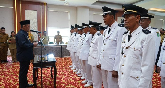 Kukuhkan 14 Kepala Desa, Bupati Irwan Dorong Kades Jadi Pelayan Masyarakat