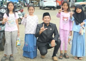 Rusdi Layong bercengkerama dengan anak-anak korban kebakaran Sorowako di posko pengungsian, wujud kepedulian pada pemulihan psikologis warga terdampak.