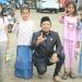Rusdi Layong bercengkerama dengan anak-anak korban kebakaran Sorowako di posko pengungsian, wujud kepedulian pada pemulihan psikologis warga terdampak.