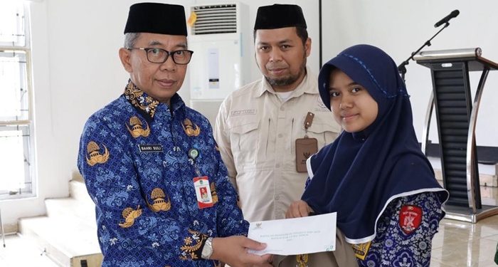 Sekda Luwu Timur Serahkan Bantuan Pendidikan bagi Siswa Berprestasi Kurang Mampu