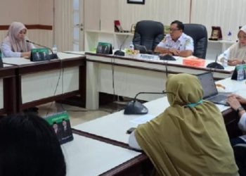 Sekretaris DPRD Luwu Timur, Aswan Azis, memimpin rapat internal pembahasan pemusnahan arsip inaktif di Ruang Aspirasi DPRD Luwu Timur, Rabu 10 September 2025. (Humas DPRD Lutim)