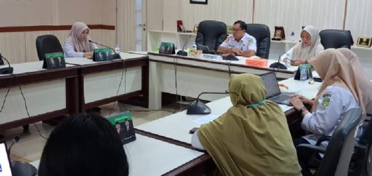 Sekretaris DPRD Luwu Timur, Aswan Azis, memimpin rapat internal pembahasan pemusnahan arsip inaktif di Ruang Aspirasi DPRD Luwu Timur, Rabu 10 September 2025. (Humas DPRD Lutim)