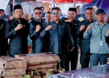 Pimpinan dan anggota DPRD Luwu Timur menyalurkan bantuan logistik kepada warga korban kebakaran Sorowako, Selasa 2 September 2025. (Foto: Cullank_art)