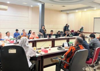 Warga menyampaikan keluhan kelangkaan BBM kepada anggota DPRD Luwu Timur dalam pertemuan di Ruang Aspirasi DPRD, Rabu (17/9/2025). (Foto: FB Sarkawi Hamid)