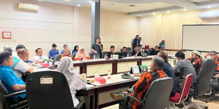 Warga menyampaikan keluhan kelangkaan BBM kepada anggota DPRD Luwu Timur dalam pertemuan di Ruang Aspirasi DPRD, Rabu (17/9/2025). (Foto: FB Sarkawi Hamid)