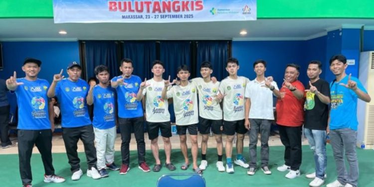 Atlet dan ofisial cabor Bulutangkis Luwu Timur foto bersama usai bertanding pada Kualifikasi Porprov Sulsel 2026, di Makassar Jumat 26 September 2025. (Foto: IST)