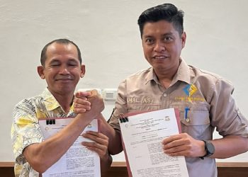 Penandatanganan kerja sama PT Luwu Timur Gemilang dan Perumda Simpurusiang di Cafe Remaja Masamba, Sabtu (6/9/2025), wujud kolaborasi ekonomi Luwu Raya.