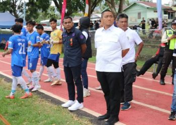 Bupati Luwu Timur, Irwan Bachri Syam menonton langsung pertandingan Perslutim Luwu Timur vs Enrekang pada laga terakhir play-off, Rabu (3/9/2025) di Lapangan Persesos.