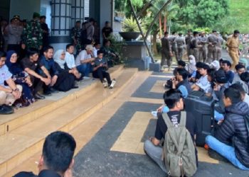 Aliansi Mahasiswa, Pemuda, dan Masyarakat Luwu Timur menggelar aksi damai di depan Gedung DPRD Luwu Timur, Senin (1/9/2025).
