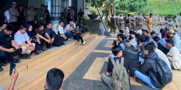 Aliansi Mahasiswa, Pemuda, dan Masyarakat Luwu Timur menggelar aksi damai di depan Gedung DPRD Luwu Timur, Senin (1/9/2025).