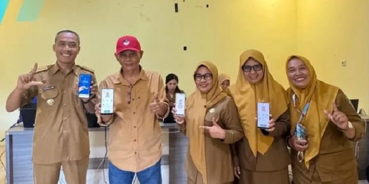 Wakil Ketua DPRD Luwu Timur, Jihadin Peruge menghadiri Aktivasi Identitas Kependudukan Digital (IKD) di Kecamatan Nuha, Selasa (23/09/2025). (Foto: Dukcapil Lutim)