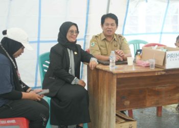 Anggota DPRD Luwu Timur, Erni Malape, saat meninjau pos kesehatan dan memberi dukungan moral bagi korban kebakaran Sorowako.