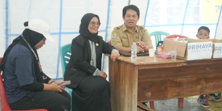 Anggota DPRD Luwu Timur, Erni Malape, saat meninjau pos kesehatan dan memberi dukungan moral bagi korban kebakaran Sorowako.