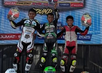 Rider asal Sorowako, Muh Hilal (11), meraih podium juara pada Kejuaraan Nasional Motoprix Region D Sulawesi Selatan di Sirkuit Puncak Mario, Kabupaten Sidrap, 12-13 September 2025. (Foto: IST)