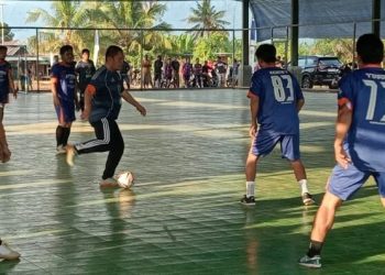 Aksi Bupati Luwu Timur, Irwan Bachri Syam dalam laga eksibisi Forkopimda vs Apdesi Lutim pada pembukaan turnamen mini soccer Pasi-pasi Cup IV dan Voli Putri, Sabtu (18/10/2025). Foto: Bilikfakta