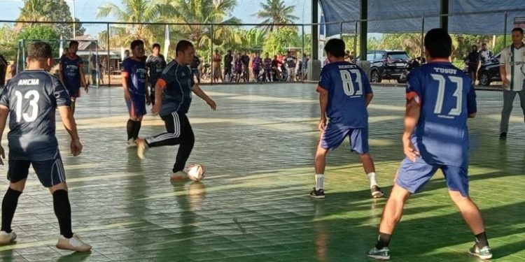 Aksi Bupati Luwu Timur, Irwan Bachri Syam dalam laga eksibisi Forkopimda vs Apdesi Lutim pada pembukaan turnamen mini soccer Pasi-pasi Cup IV dan Voli Putri, Sabtu (18/10/2025). Foto: Bilikfakta