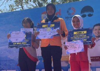 Nadia Chumaera Azzahra saat menerima medali juara Walikota Makassar Cup II, di Kolam Renang Unhas, 2 Oktober 2025.
