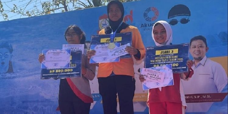 Nadia Chumaera Azzahra saat menerima medali juara Walikota Makassar Cup II, di Kolam Renang Unhas, 2 Oktober 2025.