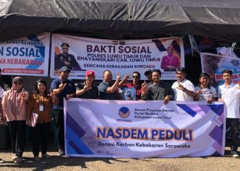 Sejumlah anggota DPRD Luwu Timur dan kader partai NasDem lainnya foto bersama usai menyerahkan bantuan untuk korban kebakaran Sorowako, Kamis 4 September 2025. (Foto: IST)