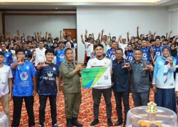 Anggota DPRD Luwu Timur, Yusuf Pombatu foto bersama usai pelepasan atlet dari delapan cabor yang akan bertanding di kualifikasi Porprov Sulsel 2026, Jumat (12/09/2025).