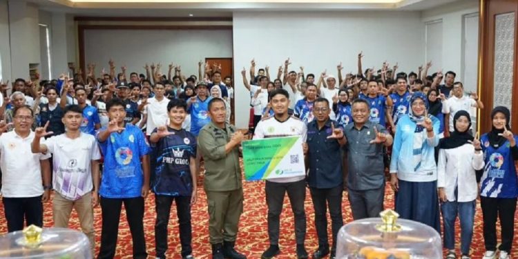 Anggota DPRD Luwu Timur, Yusuf Pombatu foto bersama usai pelepasan atlet dari delapan cabor yang akan bertanding di kualifikasi Porprov Sulsel 2026, Jumat (12/09/2025).