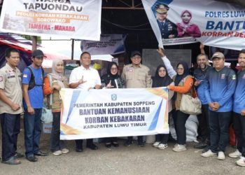 Bupati dan Wakil Bupati Luwu Timur, Irwan Bachri Syam dan Puspawati Husler foto bersama rombongan Pemkab Soppeng yang membawa bantuan untuk korban kebakaran Sorowako, Rabu (3/9/2025). (Foto: Warta Lutim)