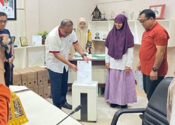 DPRD Luwu Timur musnahkan arsip inaktif, di Ruang Aspirasi DPRD Lutim, Jumat 19 September 2025. (Foto: DPRD Lutim)