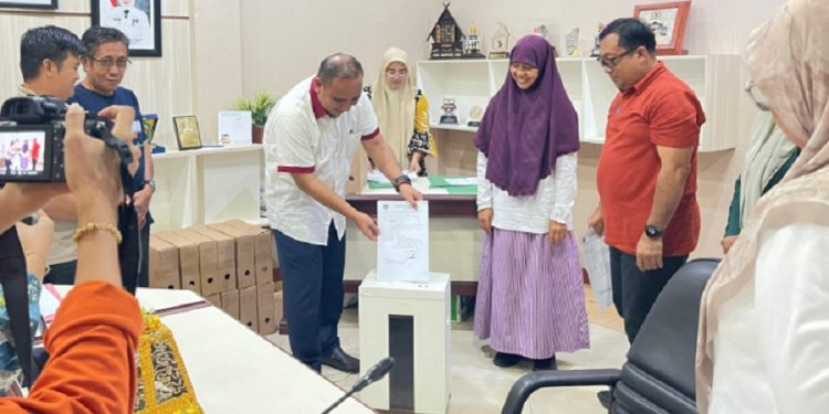 DPRD Luwu Timur musnahkan arsip inaktif, di Ruang Aspirasi DPRD Lutim, Jumat 19 September 2025. (Foto: DPRD Lutim)