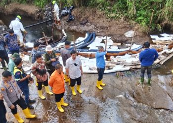 Bupati dan sejumlah anggota DPRD Luwu Timur, meninjau lokasi kebocoran pipa minyak PT Vale Indonesia di Desa Lioka, Kecamatan Towuti, Kamis (28/08/2025). (Foto: Jaeja.id)