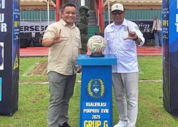 Anggota DPRD Luwu Timur, Yusuf Pombatu, memberikan dukungan langsung saat PersLutim bertanding di babak play off Kualifikasi Porprov Sulsel 2026.