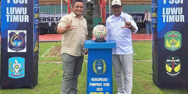 Anggota DPRD Luwu Timur, Yusuf Pombatu, memberikan dukungan langsung saat PersLutim bertanding di babak play off Kualifikasi Porprov Sulsel 2026.