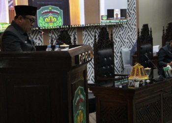 Sekretaris Dewan, Aswan Azis membacakan rancangan keputusan DPRD tentang Rencana Kerja DPRD Luwu Timur tahun 2026, dalam rapat paripurna, Senin 29 September 2025. (Foto: DPRD Lutim)