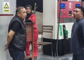 Anggota DPRD Luwu Timur, Sarkawi Hamid, pantau langsung stok BBM di SPBU, Jumat malam (19/9/2025). (Foto: FB Sarkawi Hamid)